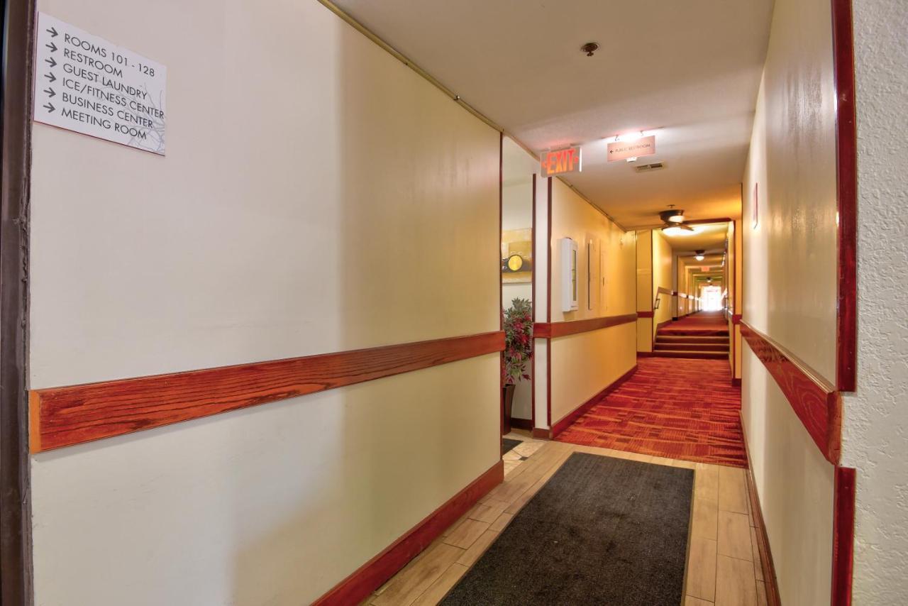 Ramada By Wyndham Oklahoma City Airport North Экстерьер фото